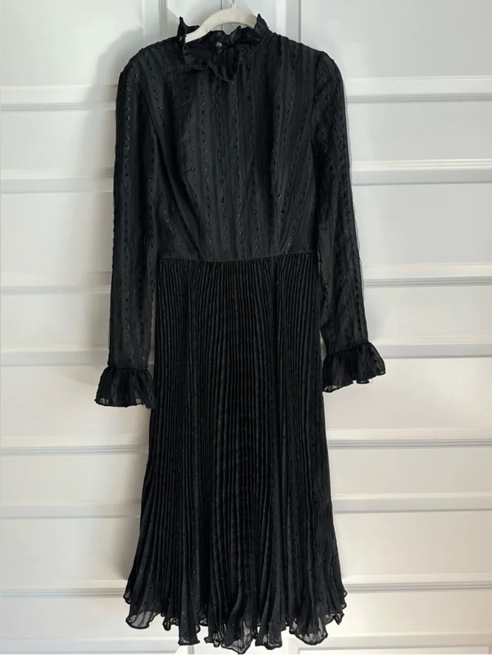 Elegant Black Long-Sleeve Pleated Midi Dress
